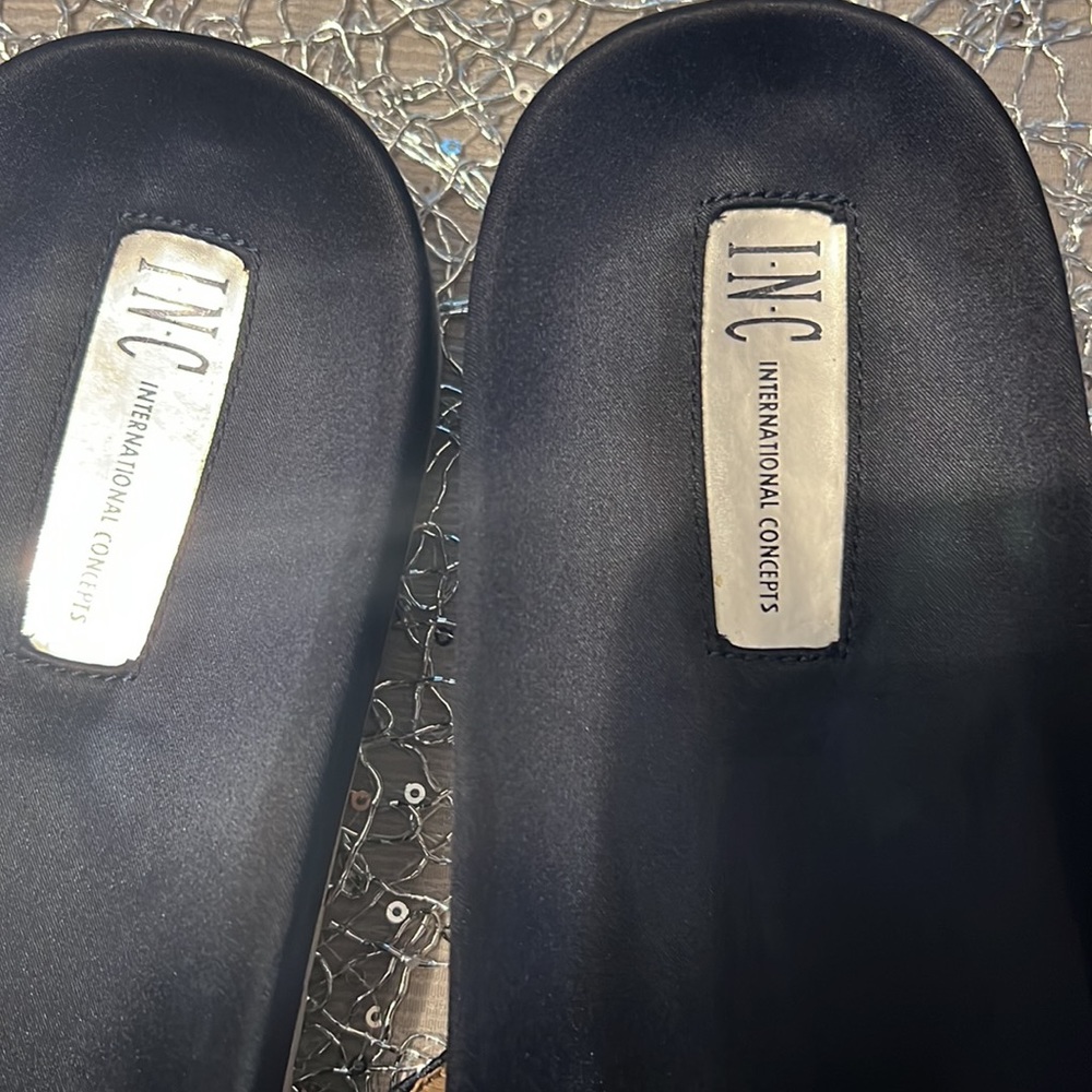 INC Pool Slides size 9 - Picture 3 of 6